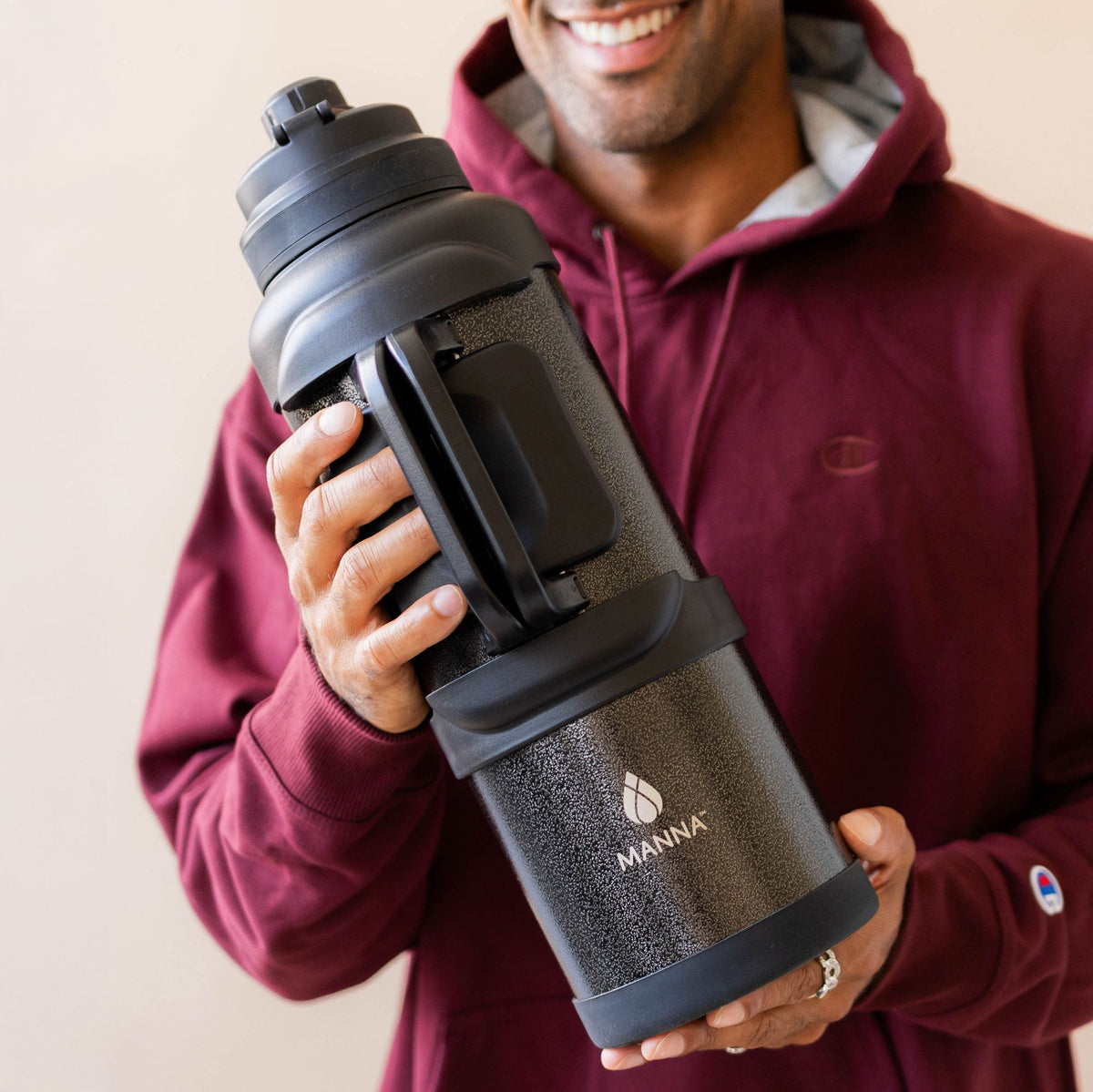 4l-titan-bottle-135-oz-i0 5Manna_Website_Lifestyles-29.jpg